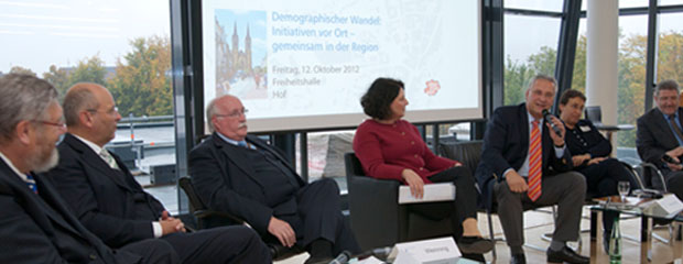 Staatsminister Herrmann im Gespräch mit Akteuren aus Kommunen, Wissenschaft und Wirtschaft Staatsminister Herrmann im Gespräch mit Akteuren aus Kommunen, Wissenschaft und Wirtschaft