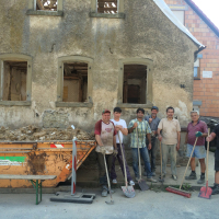 Ortstypisches Arbeiterhaus in Kürnach - Ehrenamtliche Helfer beim Räumen des Gebäudes Ortstypisches Arbeiterhaus in Kürnach - Ehrenamtliche Helfer beim Räumen des Gebäudes
