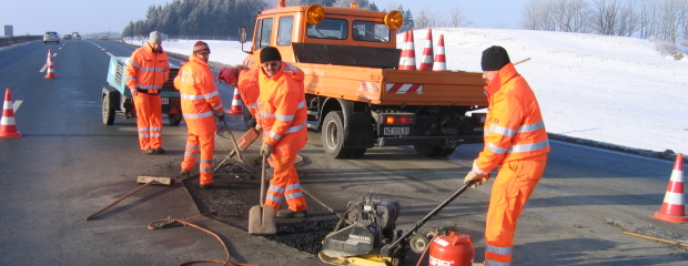 Straßenwärter bei Ausbesserungsarbeiten Straßenwärter bei Ausbesserungsarbeiten