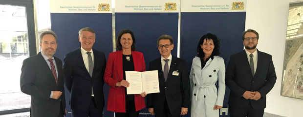 Andreas Demharter, Thomas Schmid, Staatsministerin Ilse Aigner, MdL, Dr.-Ing. Werner Weigl, Christine Degenhart und Jakob Przybylo (v. l.) Andreas Demharter, Thomas Schmid, Staatsministerin Ilse Aigner, MdL, Dr.-Ing. Werner Weigl, Christine Degenhart und Jakob Przybylo (v. l.)