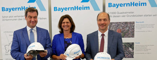 Gesellschaftsgründung der BayernHeim GmbHHerr Ministerpräsident Dr. Markus Söder, Frau Staatsministerin Ilse Aigner und der neue Geschäftsführer der BayernHeim GmbH, Herr Peter Baumeister bei der Gesellschaftsgründung. Gesellschaftsgründung der BayernHeim GmbHHerr Ministerpräsident Dr. Markus Söder, Frau Staatsministerin Ilse Aigner und der neue Geschäftsführer der BayernHeim GmbH, Herr Peter Baumeister bei der Gesellschaftsgründung.