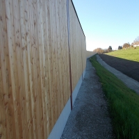 Bild einer Lärmschutzwand mit einer Holzbeplankung Bild einer Lärmschutzwand mit einer Holzbeplankung