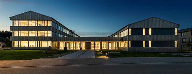 Gebäudeansicht des Holzbaus Grünes Zentrum Kaufbeuren Gebäudeansicht des Holzbaus Grünes Zentrum Kaufbeuren
