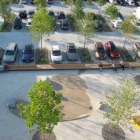 Die Parkplätze sind begrünt und werden durch schattenspendende Bäume aufgelockert. Die Parkplätze sind begrünt und werden durch schattenspendende Bäume aufgelockert.