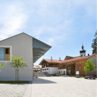 Zwischen dem neuen Rathaus und der alten Post spannt sich ein neuer Platz für die Bevölkerung auf. Zwischen dem neuen Rathaus und der alten Post spannt sich ein neuer Platz für die Bevölkerung auf.