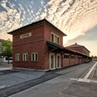 Das denkmalgeschützte Bahnhofsgebäude erstrahlt nach der Sanierung in neuem Glanz. Das denkmalgeschützte Bahnhofsgebäude erstrahlt nach der Sanierung in neuem Glanz.