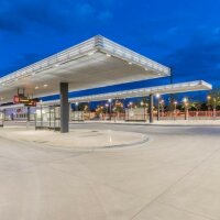 Der neue Omnibusbahnhof glänzt beleuchtet vor dem Abendhimmel. Der neue Omnibusbahnhof glänzt beleuchtet vor dem Abendhimmel.