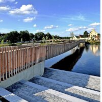 Über den wieder errichteten historischen Stadtteich führt eine neue attraktive Brücke mit vertikalem Holzgeländer Über den wieder errichteten historischen Stadtteich führt eine neue attraktive Brücke mit vertikalem Holzgeländer