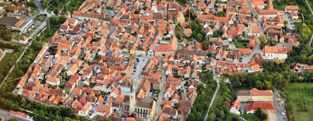 Luftbild von Iphofen Altstadt als Klimaschützer: Der ganzheitliche städtebauliche Ansatz verbessert auch die Energieeffizienz des denkmalgeschützten Altstadtensembles 