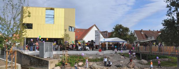 Neue Ortsmitte mit Bücherei und Bürgerhaus in Litzendorf Neue Ortsmitte mit Bücherei und Bürgerhaus in Litzendorf