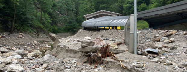 Schuttberge bedecken Gebäude nach dem Hochwasser im Juli 2021