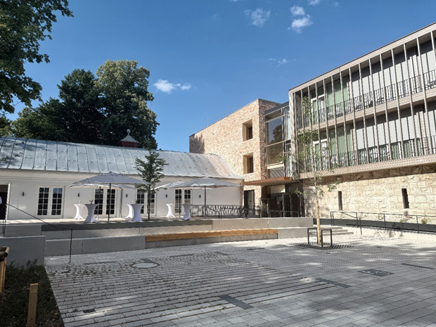 Vor dem historischen Kronensaal befindet sich eine attraktive Terrasse. Der Neubau mit den Hotelzimmern ist rechts vom Kronensaal. Vor dem historischen Kronensaal befindet sich eine attraktive Terrasse. Der Neubau mit den Hotelzimmern ist rechts vom Kronensaal.