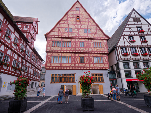 Zum Bürgerfest anlässlich der feierlichen Eröffnung des Hotels Krone kamen am 23. Juni 2025 zahlreiche BesucherInnen. Wenn man auf das Bild klickt, öffnet sich eine Internetseite von a.tv mit einem Kurzfilm zu dem Event. Zum Bürgerfest anlässlich der feierlichen Eröffnung des Hotels Krone kamen am 23. Juni 2025 zahlreiche BesucherInnen. Wenn man auf das Bild klickt, öffnet sich eine Internetseite von a.tv mit einem Kurzfilm zu dem Event.