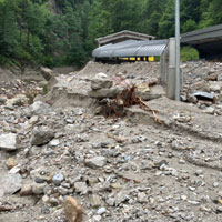 Schuttberge bedecken Gebäude nach dem Hochwasser im Juli 2021