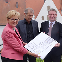 Bayerns Baustaatssekretär Josef Zellmeier informierte sich bei einem Baustellenbesuch am Herzogschloss Straubing.