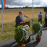 Bayerns Verkehrsstaatssekretär Josef Zellmeier setzt drei Spatenstiche in der Oberpfalz.