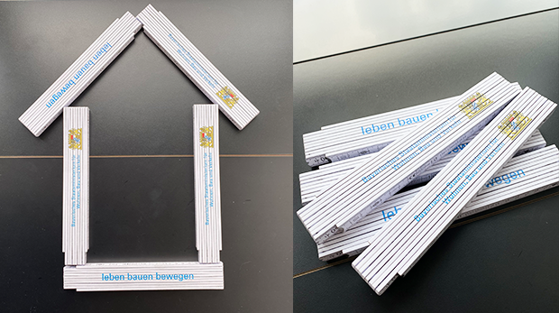 Zwei Bilder nebeneinander. Auf dem linken Bild ist ein Haus aus Meterstäben gelegt zu sehen. Auf dem rechten Bild befinden sich fünf Meterstäbe. Zwei Bilder nebeneinander. Auf dem linken Bild ist ein Haus aus Meterstäben gelegt zu sehen. Auf dem rechten Bild befinden sich fünf Meterstäbe.