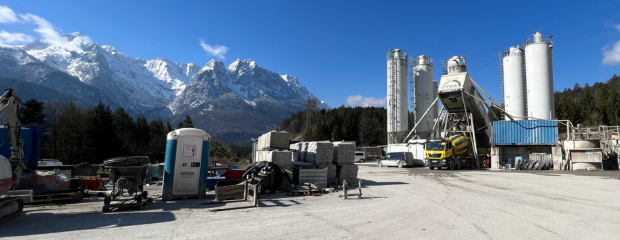 Baustelle vor imposanter Bergkulisse: Im Kramertunnel finden derzeit die Innenschalenarbeiten statt. Der notwendige Beton wird draußen vorbereitet und mit Lkw in den Tunnel gefahren. Baustelle vor imposanter Bergkulisse: Im Kramertunnel finden derzeit die Innenschalenarbeiten statt. Der notwendige Beton wird draußen vorbereitet und mit Lkw in den Tunnel gefahren.