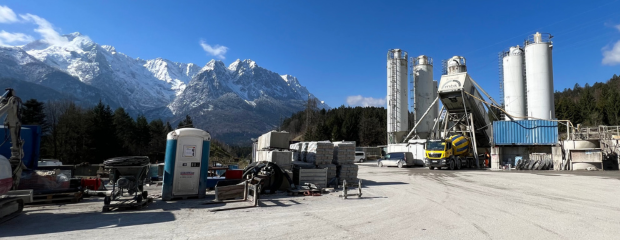 Baustelle vor imposanter Bergkulisse: Im Kramertunnel finden derzeit die Innenschalenarbeiten statt. Der notwendige Beton wird draußen vorbereitet und mit Lkw in den Tunnel gefahren.