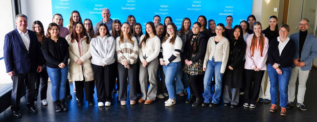 Gruppenfoto mit Schülerinnen und Lehrern der Maria-Ward-Realschule Deggendorf und Staatsminister Christian Bernreiter Gruppenfoto mit Schülerinnen und Lehrern der Maria-Ward-Realschule Deggendorf und Staatsminister Christian Bernreiter