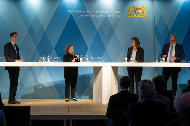 Zwei Männer und zwei Frauen bei einer Podiumsdiskussion: Emmanuel Vivet, Deputy DG in charge of Air Transportation at the French DGAC, Aletta von Massenbach, CEO Berlin Brandenburg Airport/ President of ADV, Dorothea von Boxberg, CEO Brussels Airlines, MEP Jens Gieseke (EPP) Zwei Männer und zwei Frauen bei einer Podiumsdiskussion: Emmanuel Vivet, Deputy DG in charge of Air Transportation at the French DGAC, Aletta von Massenbach, CEO Berlin Brandenburg Airport/ President of ADV, Dorothea von Boxberg, CEO Brussels Airlines, MEP Jens Gieseke (EPP)