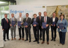 Gruppenfoto mit Verkehrsminister Christian Bernreiter und Vertreterinnen und Vertretern der Kommunen, bei denen Projekte in der Kategorie "Innovative Radwege" gefördert werden