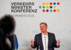 Verkehrsminister Christian Bernreiter spricht bei der Pressekonferenz