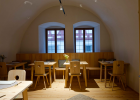 Das Restaurant ist im historischen Gewölbe. Es ist Treffpunkt für Einheimische und Touristen.