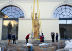 Eine Statue wird vor der Glyptothek platziert