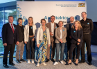 Gruppenfoto mit mehreren Menschen vor der Pressewand mit Text "Architektouren"