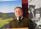 Staatsminister Christian Bernreiter hält ein Grußwort am Bahnhofsfest in Neumarkt in der Oberpfalz.