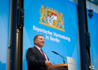 Verkehrsminister Christian Bernreiter steht am Rednerpult und spricht