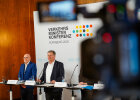 Bayerns Verkehrsminister Christian Bernreiter und Baden-Württembergs Verkehrsminister Winfried Hermann sprechen bei der Pressekonferenz