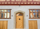 Der Eingangsbereich zum Gasthof Krone wurde modernisiert. Dabei wurde helles Holz als Material für die Tür gewählt und der untere Teil des Fachwerks grau gestrichen. 