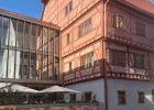 Der Altbau ist über einen Glasgang mit dem neuen Bettentrakt verbunden.Es wurden einladende Außenbereich für Hotelgäste und Tagesgäste geschaffen. 