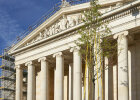 Ein Baum wird vor der Vorderseite der Glyptothek von einem Kran transportiert