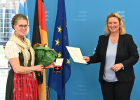 Staatsministerin Kerstin Schreyer verleiht das Verdienstkreuz am Bande des Verdienstordens der Bundesrepublik Deutschland an Altbürgermeisterin Marianne Steindlmüller