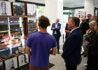 Architekt und Supertecture-Gründer Till Gröner hat Staatsminister Christian Bernreiter bei der Vernissage durch die Ausstellung geführt. Die Ausstellung zeigt u.a. das Bau-Forschungsdorf in Kipili in Tansania, das durch das Bauministerium gefördert wurde.