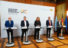 Die Teilnehmerinnen und Teilnehmer der Pressekonferenz 