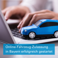 Zwei Hände, die an einem Laptop etwas tippen. Auf der Tastatur steht ein blaues Spielzeugauto. Text: Online-Fahrzeug-Zulassung in Bayern erfolgreich gestartet