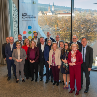Gruppenfoto mit den Teilnehmerinnen und Teilnehmern der Bauministerkonferenz