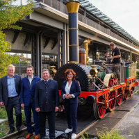 Dirk Flege (Geschäftsführer der Allianz pro Schiene), Klaus-Dieter Josel (Konzernbevollmächtigter der Deutschen Bahn für den Freistaat Bayern), Christian Bernreiter (Bayerischer Verkehrsminister) und Bärbel Fuchs (Geschäftsführerin der Bayerischen Eisenbahngesellschaft) vor der Fahrt mit dem Nachbau der Adler.