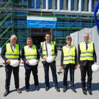 Gruppenfoto mit Architekt Markus Frick, Bauminister Christian Bernreiter, Justizminister Georg Eisenreich, Leitender Baudirektor Eberhard Schmid, Präsident des Oberlandesgerichts Dr. Hans-Joachim Heßler