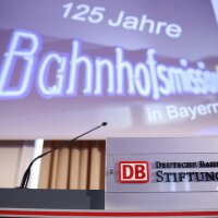 Bühne der Veranstaltung zu 125 Jahre Bahnhofsmission in Bayern