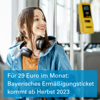 Eine junge Frau fährt im ÖPNV. Eine junge Frau fährt im ÖPNV.
