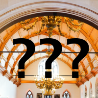 Festsaal. Davor drei große Fragezeichen Festsaal. Davor drei große Fragezeichen