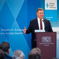 Bayerns Verkehrsminister Christian Bernreiter bei seinem Impulsvortrag vor Verkehrsexperten in der Bayerischen Vertretung Bayerns Verkehrsminister Christian Bernreiter bei seinem Impulsvortrag vor Verkehrsexperten in der Bayerischen Vertretung
