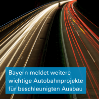 Autobahn bei Nacht mit Lichtspuren aus von Autos entstanden durch Langzeitbelichtung. Text: Bayern meldet weitere wichtige Autobahnprojekte für beschleunigten Ausbau Autobahn bei Nacht mit Lichtspuren aus von Autos entstanden durch Langzeitbelichtung. Text: Bayern meldet weitere wichtige Autobahnprojekte für beschleunigten Ausbau