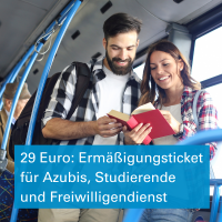 Ein junger Mann und eine junge Frau beugen sich in einem Bus stehend gemeinsam über ein Buch. Text: 29 Euro: Ermäßigungsticket für Azubis, Studierende und Freiwilligendienst Ein junger Mann und eine junge Frau beugen sich in einem Bus stehend gemeinsam über ein Buch. Text: 29 Euro: Ermäßigungsticket für Azubis, Studierende und Freiwilligendienst