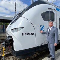 Verkehrsminister Christian Bernreiter vor dem Siemens-Wasserstoffzug Mireo H Plus